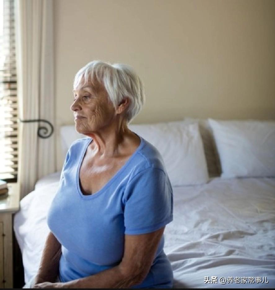 一大早，92岁的姥姥，躺在床上闹脾气，把小米粥、鸡蛋糕、小咸菜推了一地。

我妈