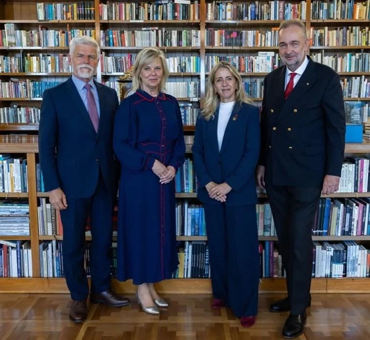 🇨🇿🙈 唐完了，捷克总统彼得·帕维尔月初声称：“捷克共和国转变为君主国，在