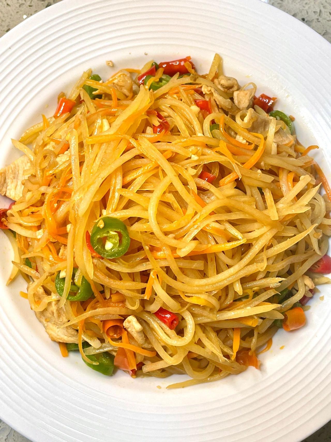 酸辣土豆丝，酸辣清脆，下饭必吃系列
我是个土豆狂，超喜欢吃土豆，经常会做酸辣土豆