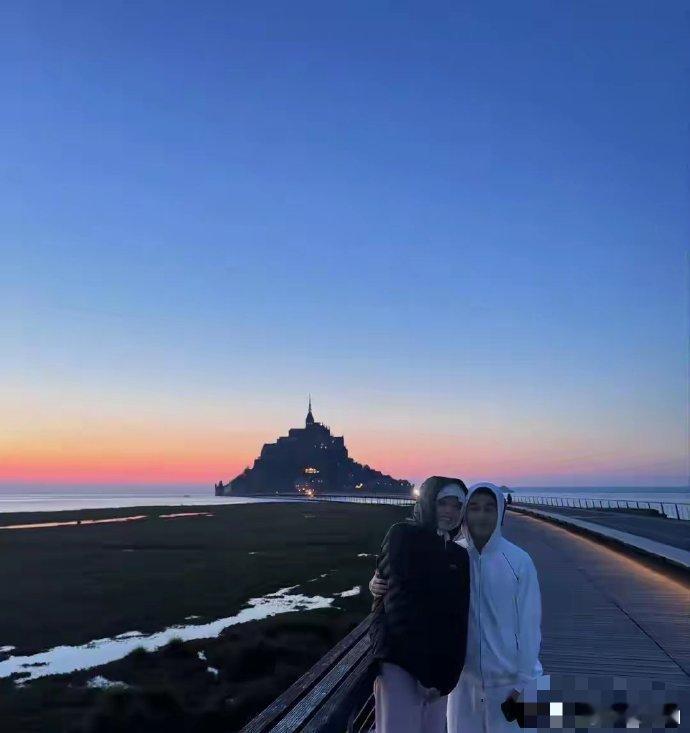 奚梦瑶何猷君五一现身圣米歇尔山，何猷君搂妻贴贴，二人相伴同游，画面温馨自然。 ​