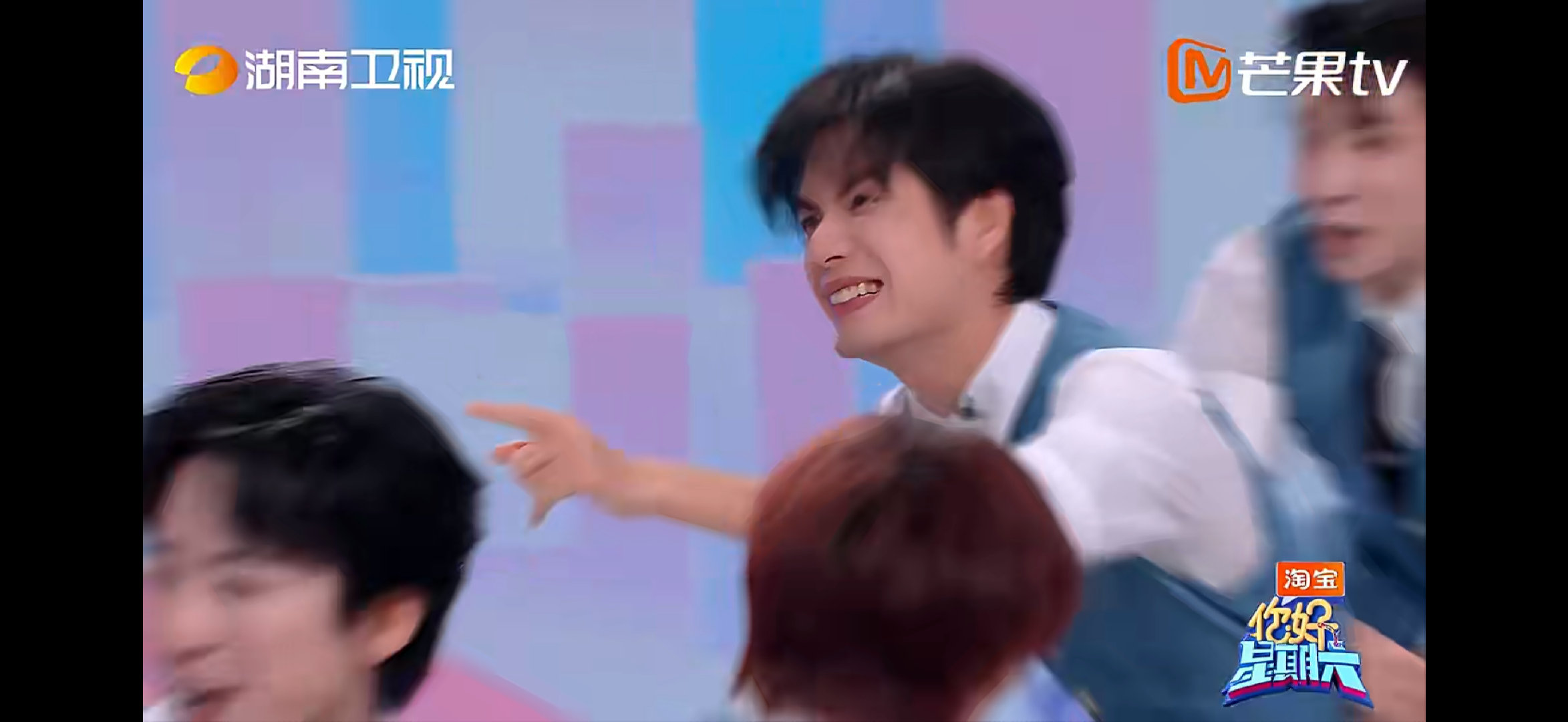 张颜齐上一秒嘻嘻下一秒不嘻嘻高瀚宇还在身后拦着，陈飞宇直接抽盆，张颜齐笑容瞬间凝