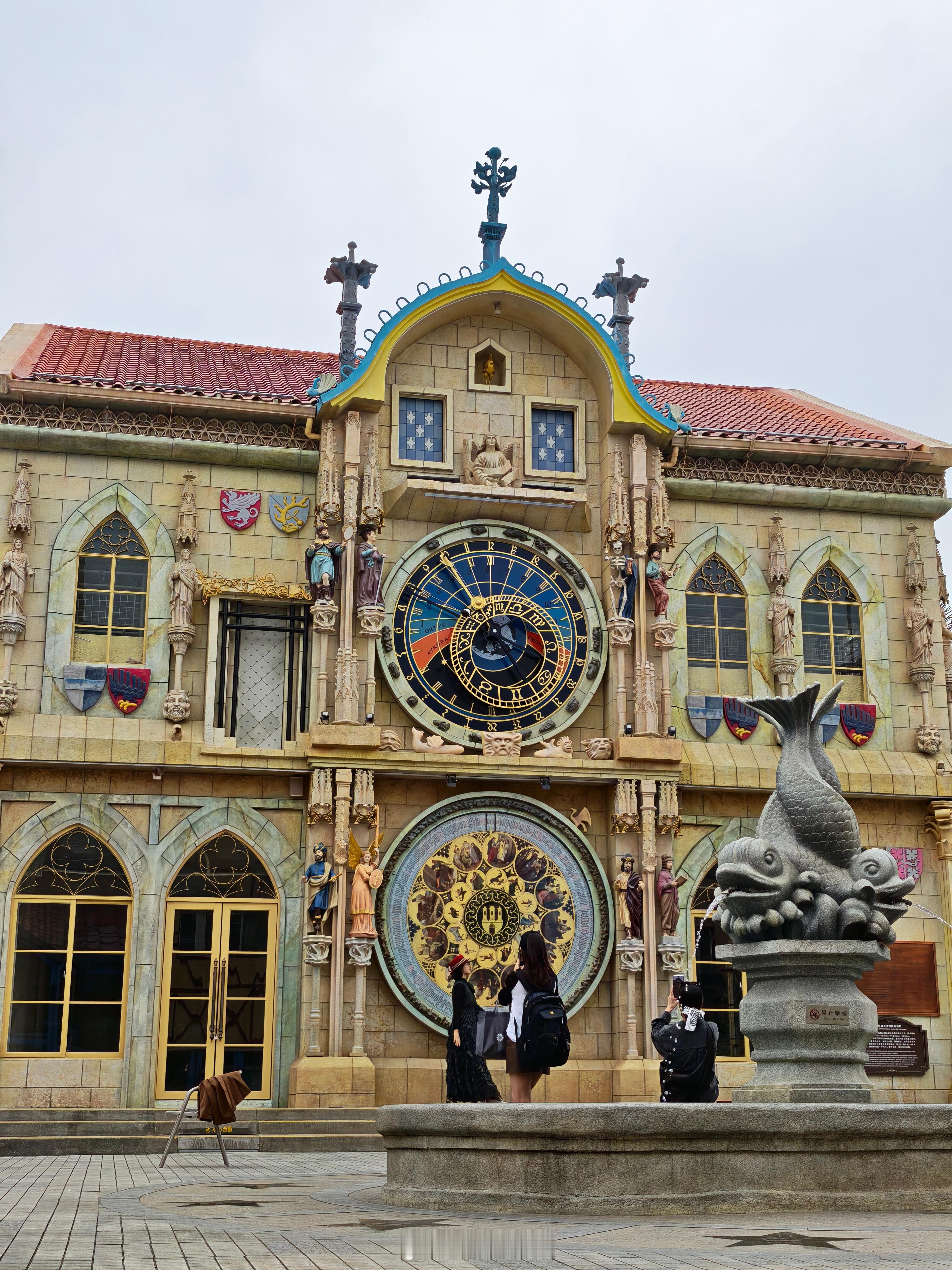 布拉格广场，欧式小房子配上各种马卡龙色，简直像掉进多巴胺童话世界地方其实不大，半