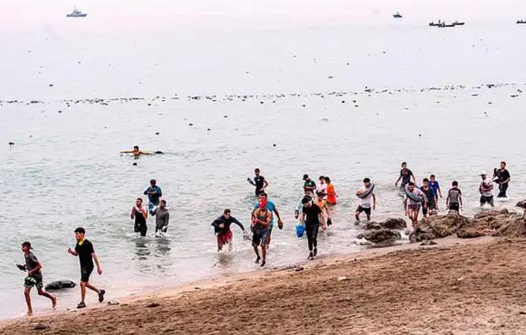 乘兴而来，败兴而归，7月31日涌入西班牙休达的6万非法移民，目前已经有4.83万