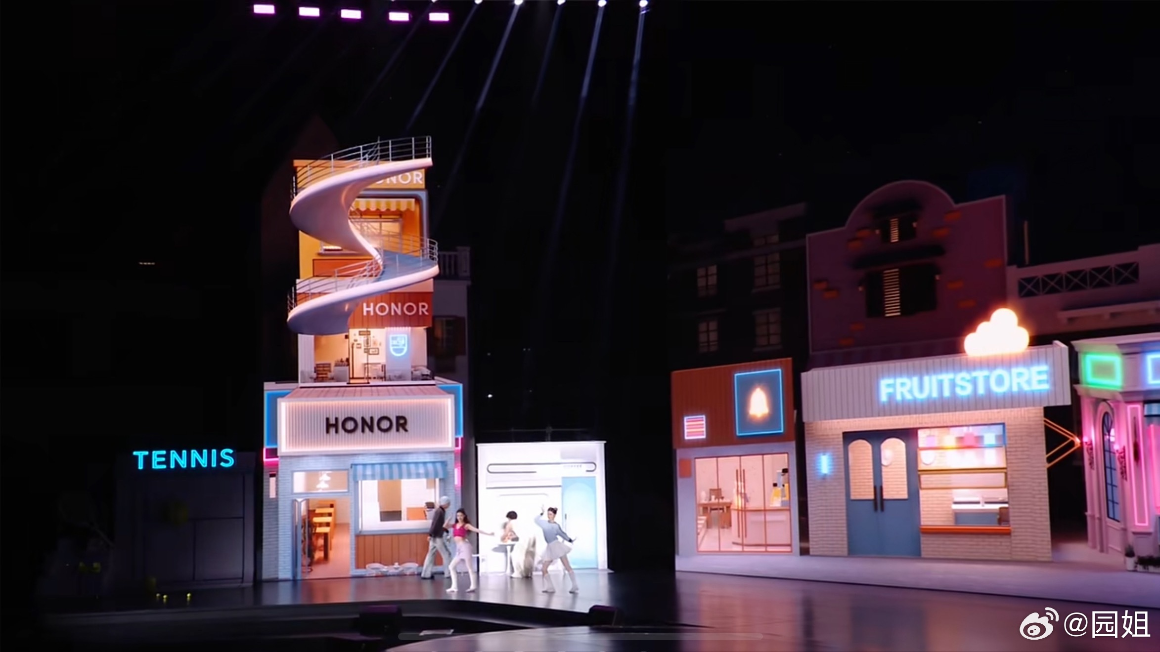荣耀500发布会开场有点意思，现在开发布会的起点越来越高了