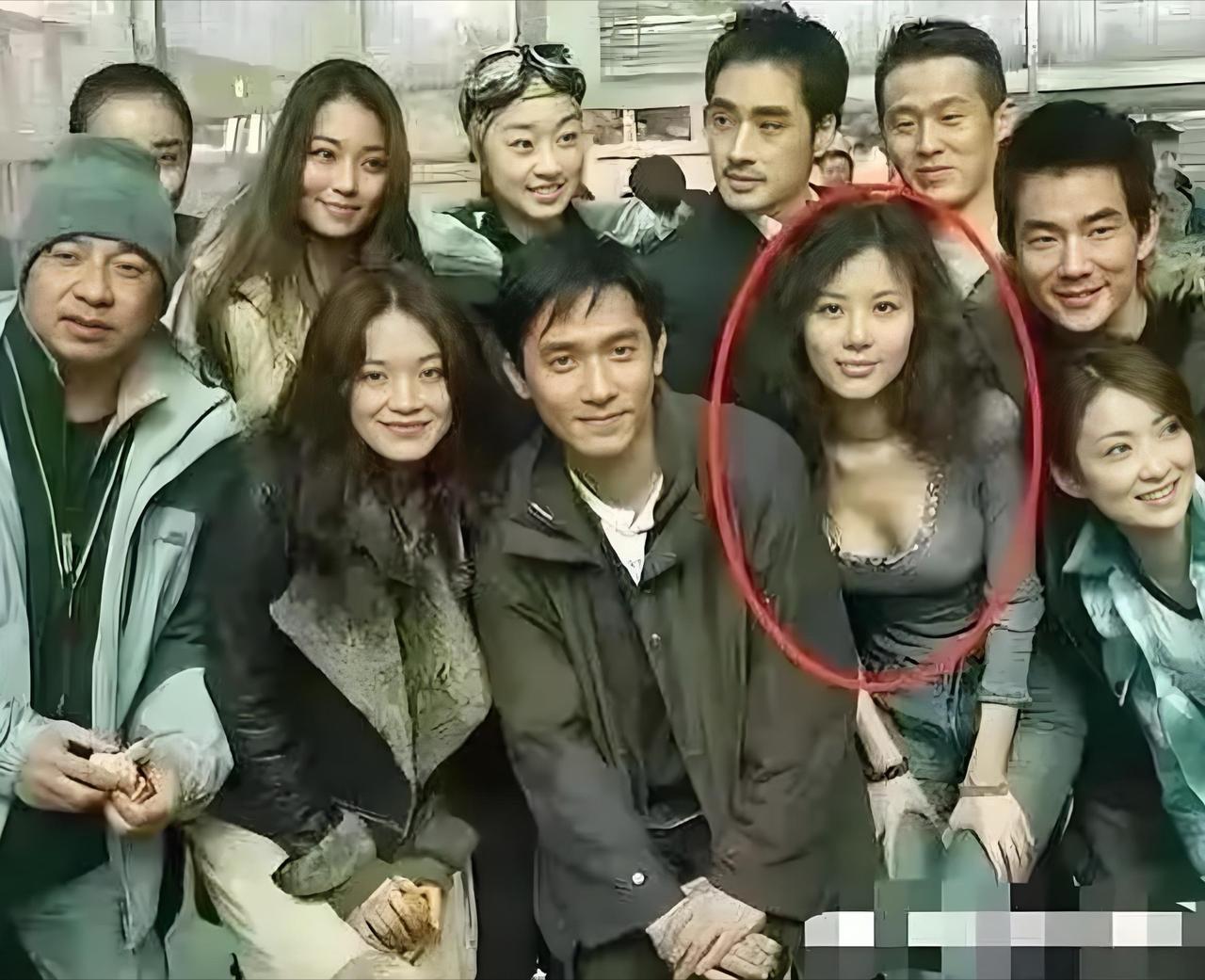 2004年电影《韩城攻略》开机合影，红圈里是早年做演员的田朴珺（当时艺名焯匀）