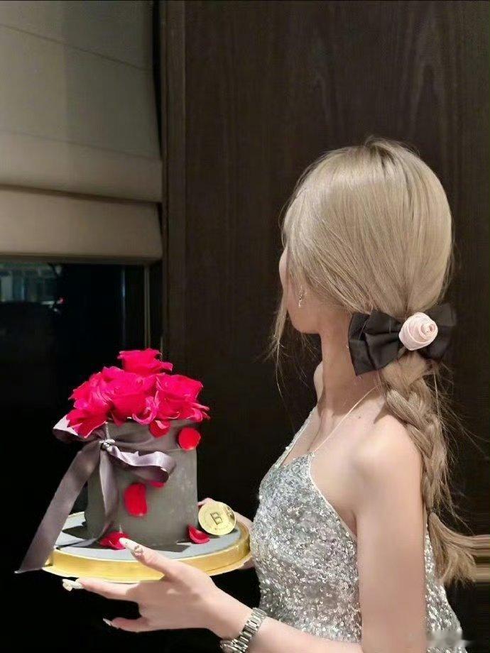 女生真的需要一个格局比你大， 能力比你强， 眼光比你长远，教你人情世故，陪你一起