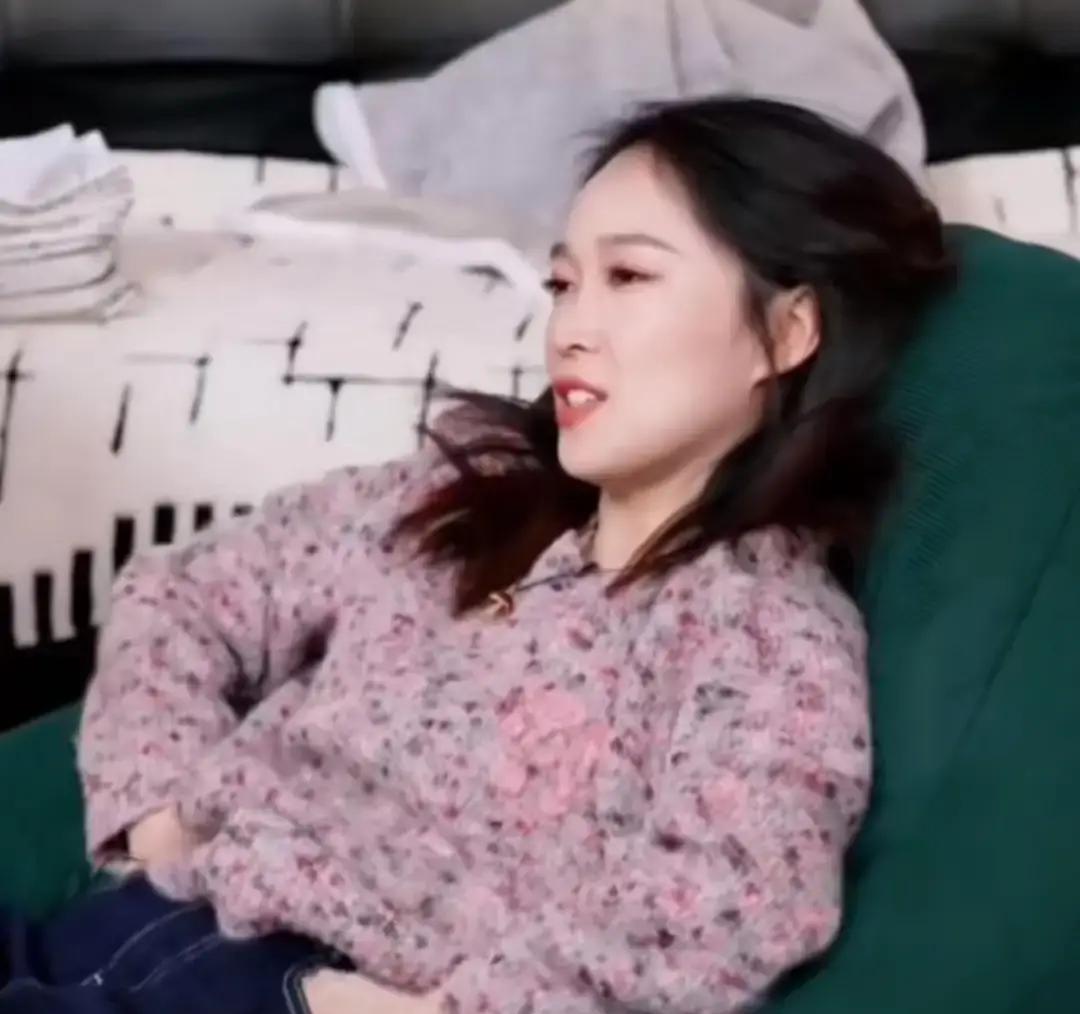 当你关掉直播镜头，这群“知性主播”正在做这件事——
YOYO把最大块的排骨夹给明