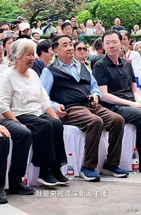 曾经的央视〈〈新闻联播〉〉主持人，
一代人的记忆
如今苍老的如邻家老太太。