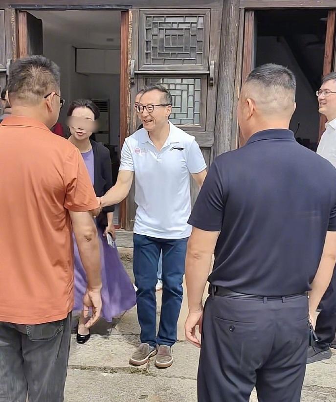 阿里蔡崇信回湖州祖宅了，笑容满面，状态轻松。