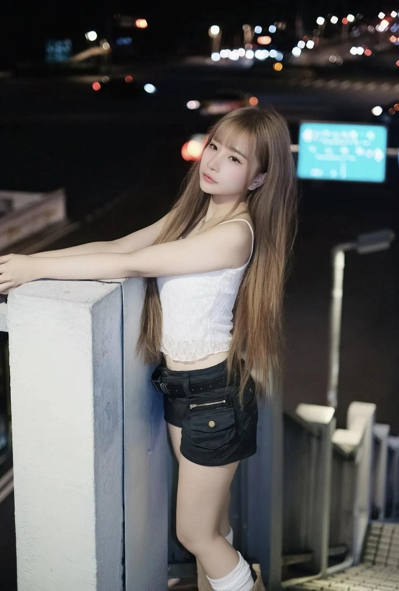 美女究竟能有多美夜色下的城市风光氛围感出片穿搭 你心中的美女是什么样子