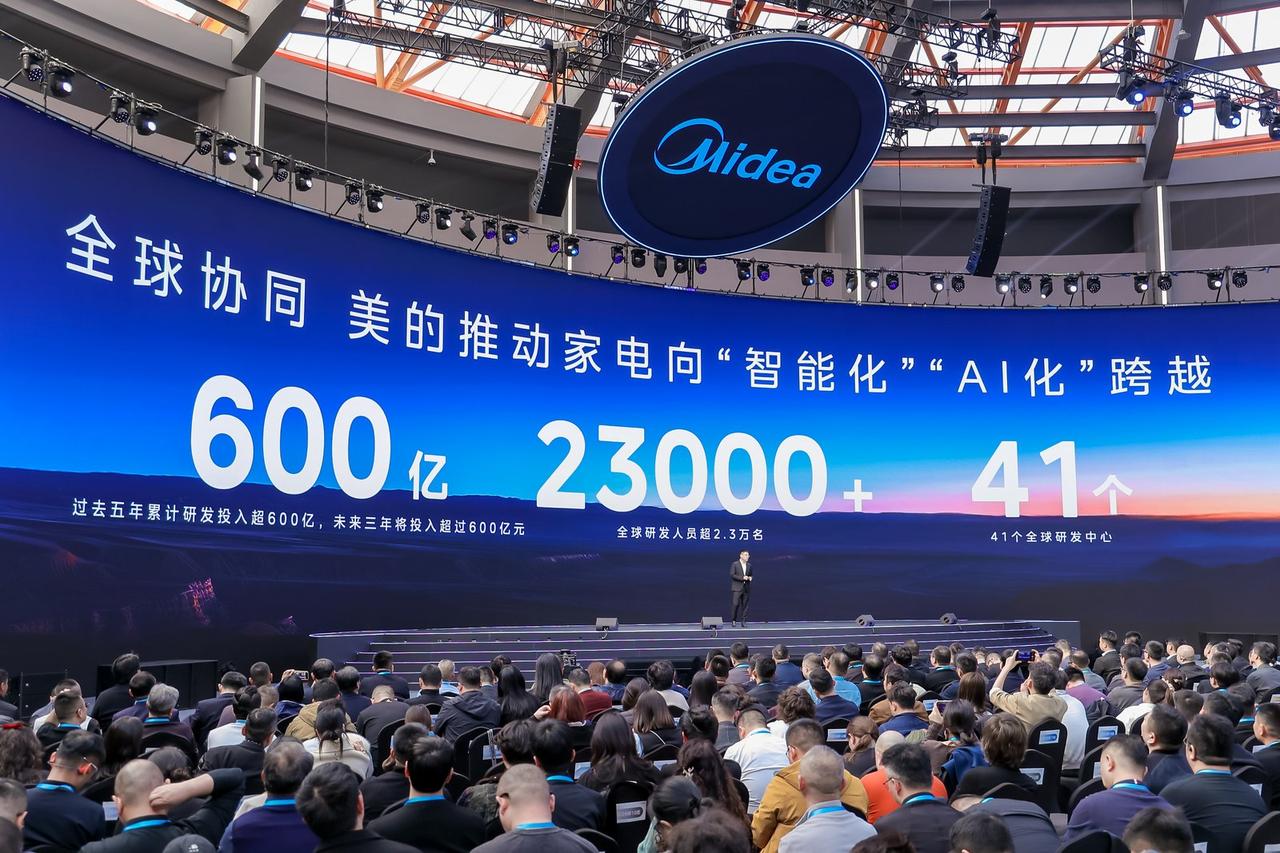 美的是真下血本，未来三年要砸600个亿搞AI，直接把全屋智能卷出了新高度。
他们