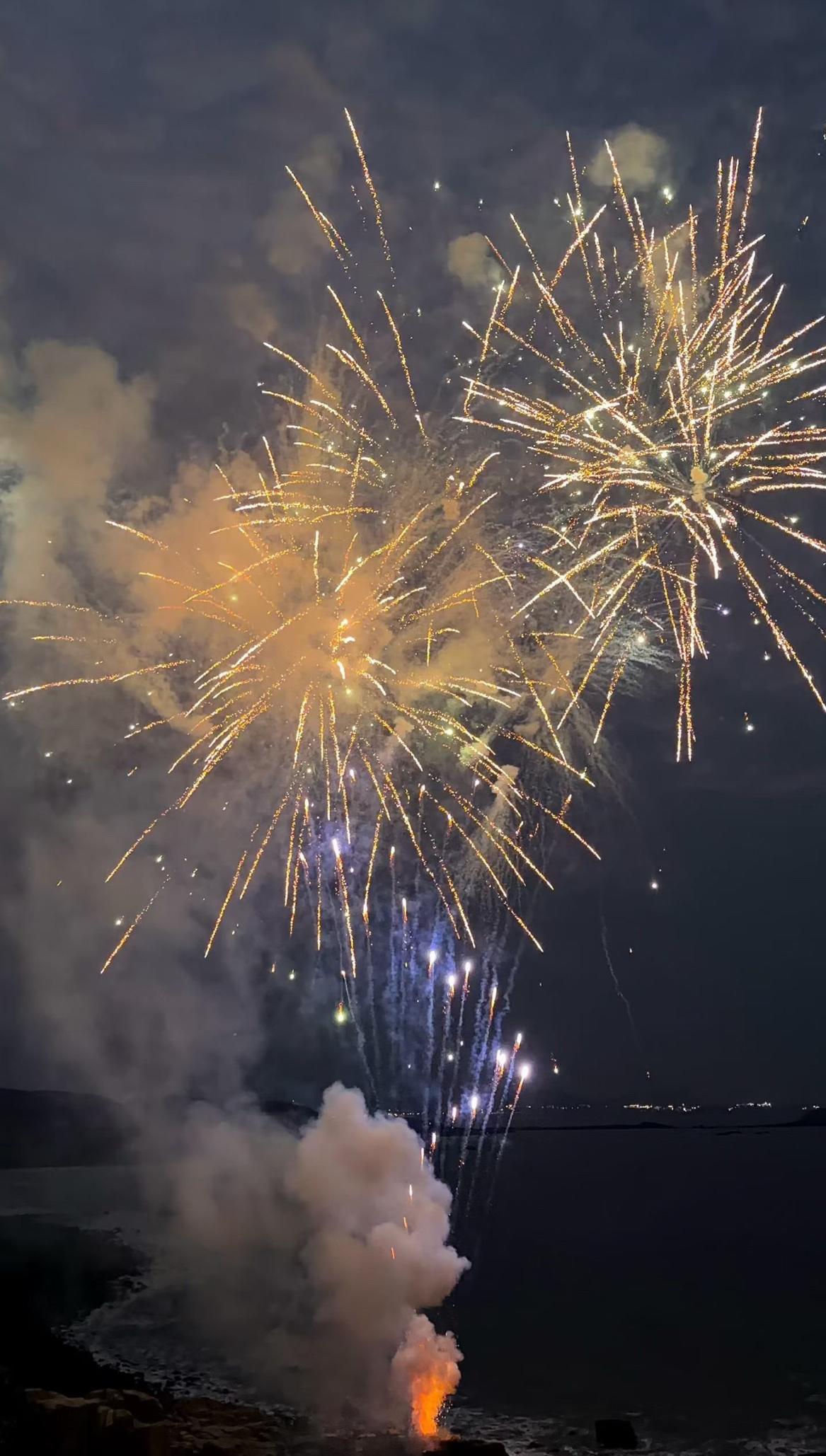 朋友圈看到的海边的烟花，夜幕下的烟花与大海，看上去真是唯美，这个年味是真足啊[憨