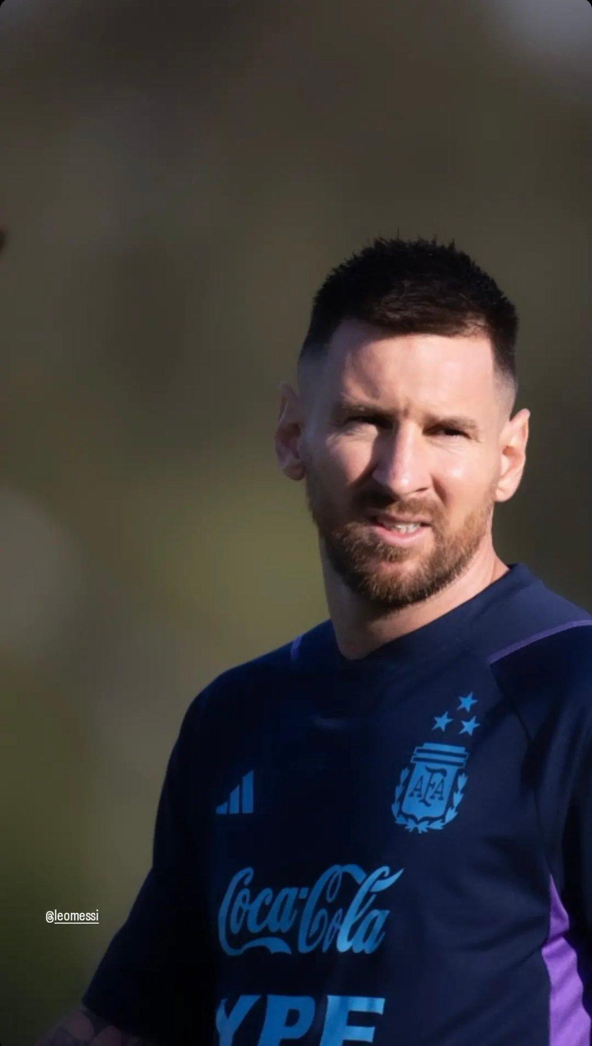 梅西回阿根廷国家队后，又修理其头发了[捂脸]。这小子肯定有阴谋，毕竟是“遥遥领先