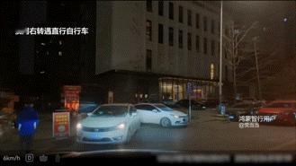 避让鬼探头封神名场面开车过路口前可得提前把速度降下来，别总想着抢那几秒。眼睛得盯