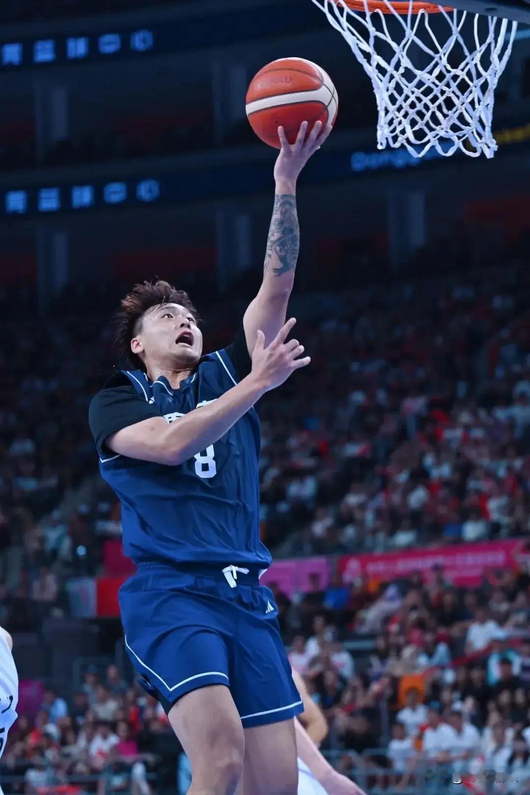 广东全运男篮今晚在1/4决赛半场以51-36领先天津队。
1.广东队拥有4大中锋