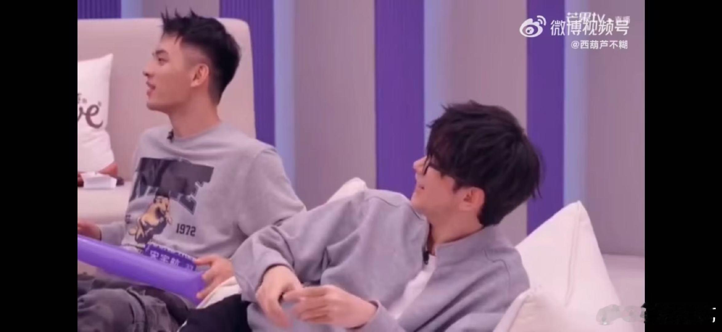 卢飞扬回应嗓子有摩托声鸣远扬训练室笑不活了！卢飞扬这接梗能力我服了！直播回应 “