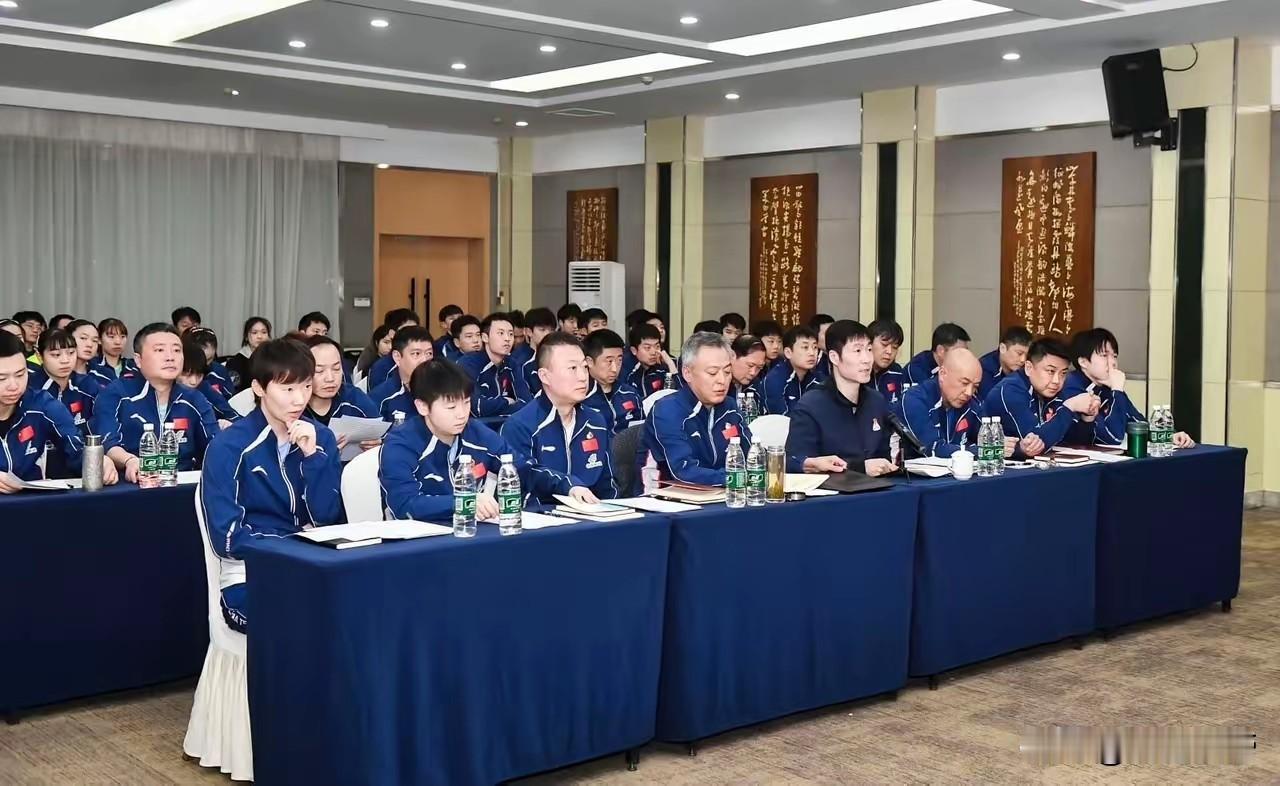国乒动真格，成都封闭集训不简单。王励勤和秦志戬表情严肃，重庆冠军赛男女都丢冠，敲