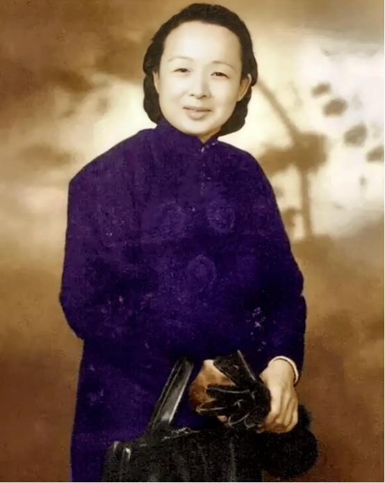 1949年，陈毅听说，国军抗日名将谢晋元的遗孀带着4个孩子流浪街头，心生不忍，连