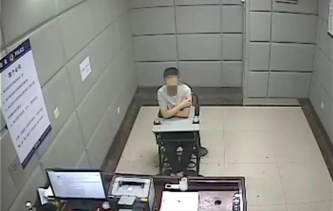 江苏泰州，一名男子花300元到足浴店按摩，本以为只是一次普通消费，没想到却把自己