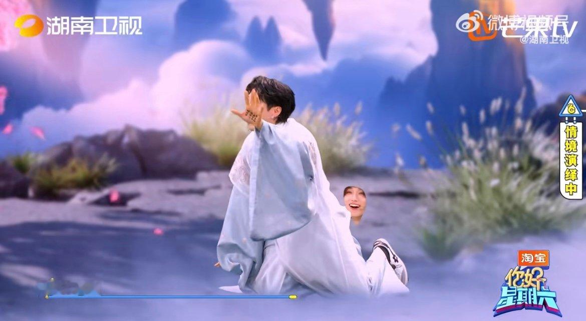高瀚宇就这么看着胜利从手中溜走 绿幕不 NG 环节高瀚宇的小妙招翻车了！手心写词