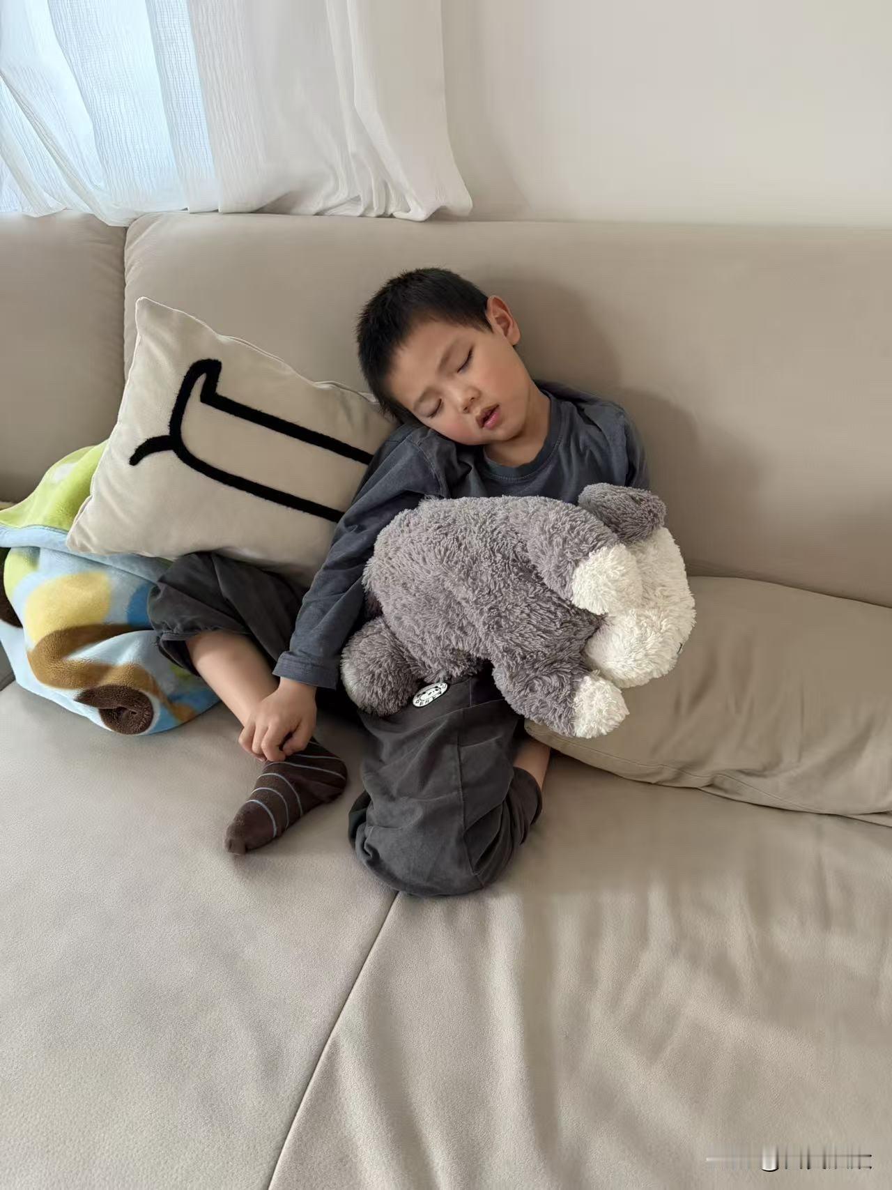 做一个“甩手”奶奶。
[大笑][大笑][大笑]

我家孙子人小主意大，
自己喜欢