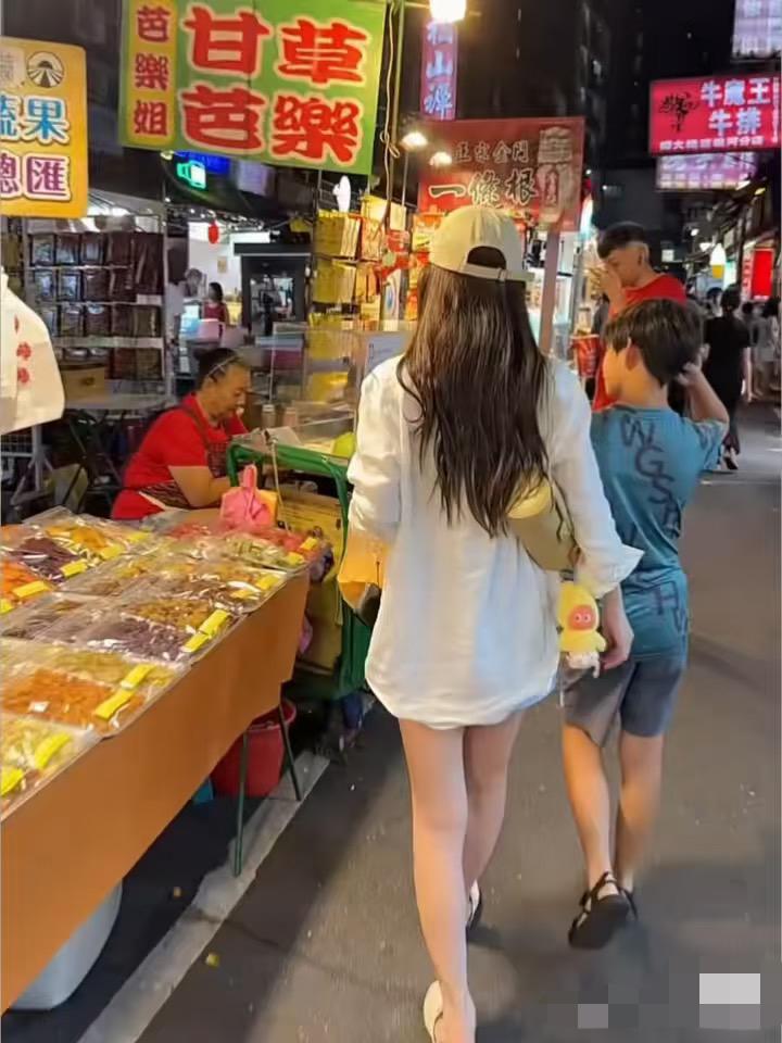 两个孩子试过目前还适应不了北京的学习进度，那么就只能呆在湾湾学习。但是汪不可能一
