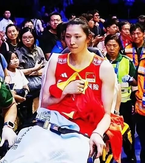 接二连三，中国女排又一主攻受伤停赛，世联赛危矣！
       继朱婷、李盈莹先