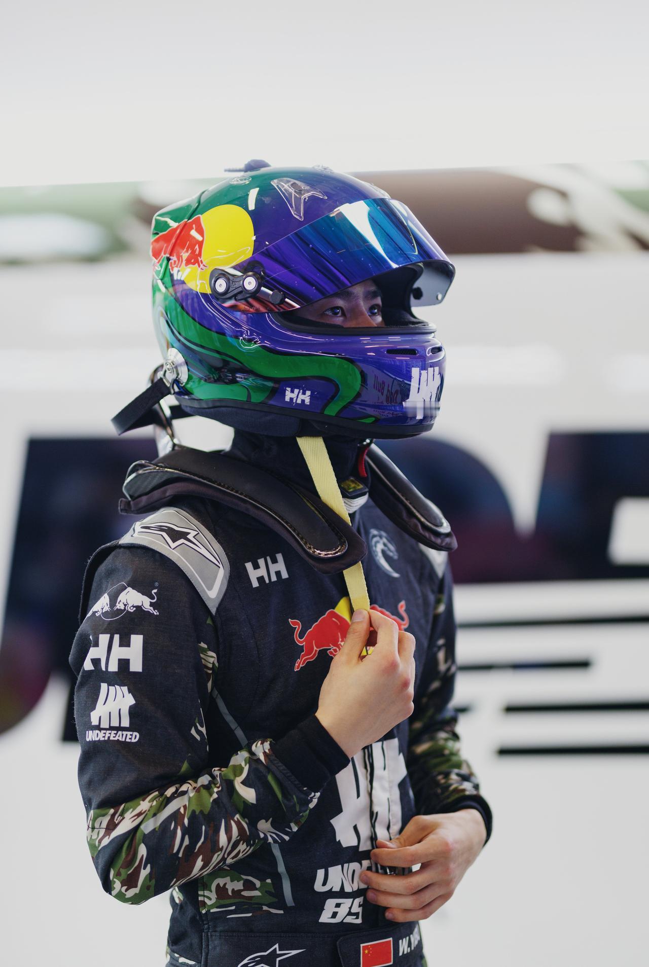 王一博这次的头盔好炫酷啊~
一整条竹叶青🐍环绕在四周~
阻燃服也爬满品牌霸霸的