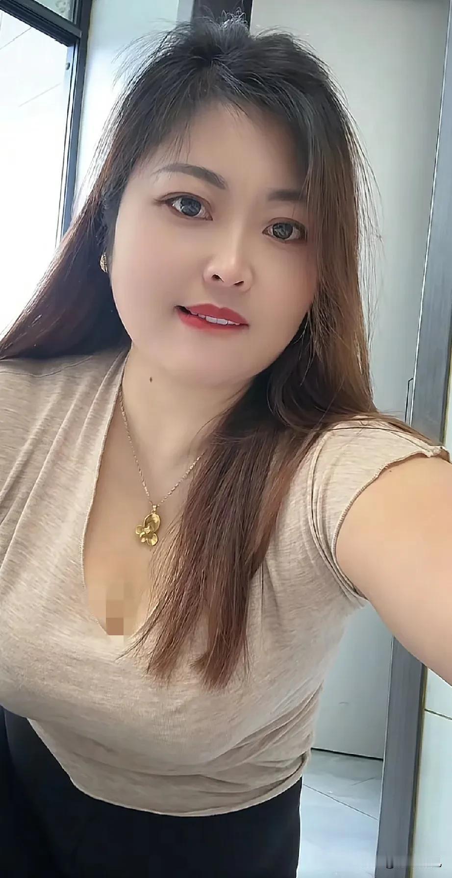 男人是条野狼
选对了保护你余生
选错了毁你一辈子

女人是条毒蛇
选对了缠着你不