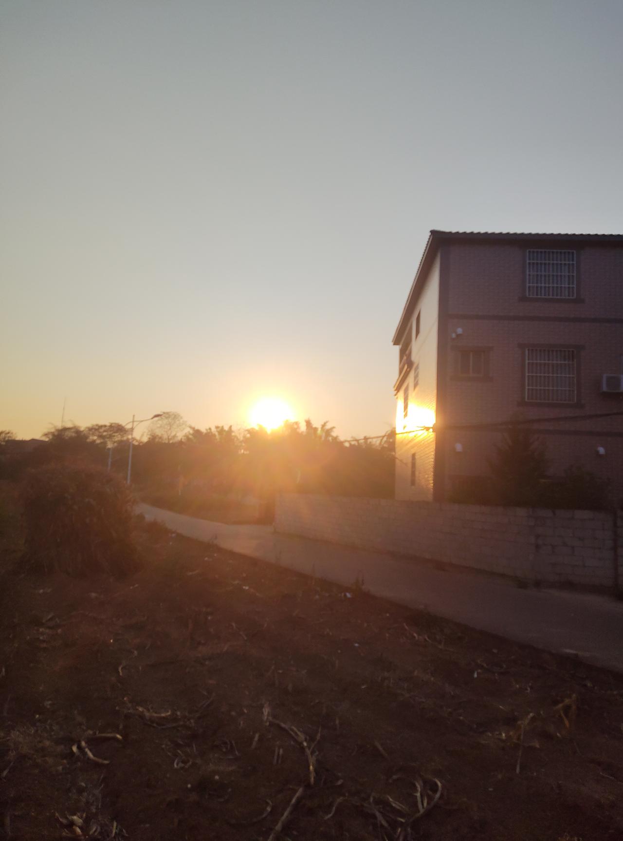 傍晚出门溜达，一抬头撞见这温柔的夕阳，瞬间被暖化了！
 
暖黄的光裹着路边的房子