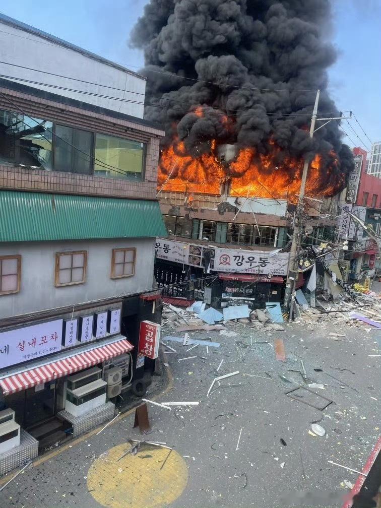 今天北京时间下午一点左右，韩国平泽松碳某网吧发生瓦斯爆炸。 