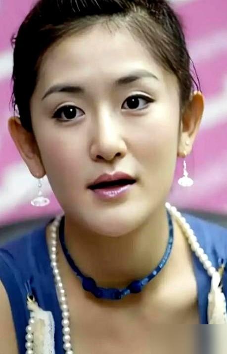谢娜当年在澳洲跟包文婧借钱这事，很多人只记得一个词：抠。

借了3万澳元。
回国