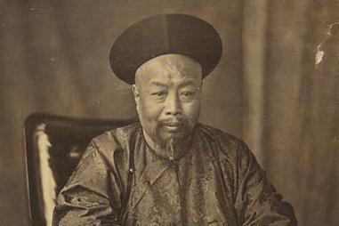 1858年，晚清总督叶名琛被洋人抓获，押往印度，锁进玻璃屋，看热闹的洋人嘲笑他像