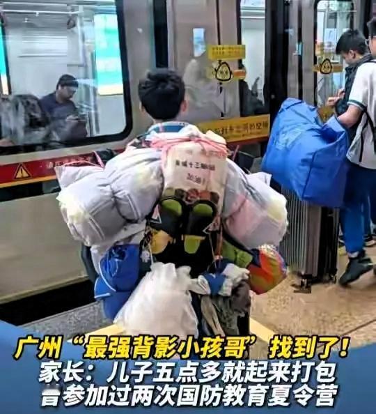 终于被扒出来了，
这孩子叫何梓睿，
是广州黄埔军校纪念中学初二学生！
小小年纪的