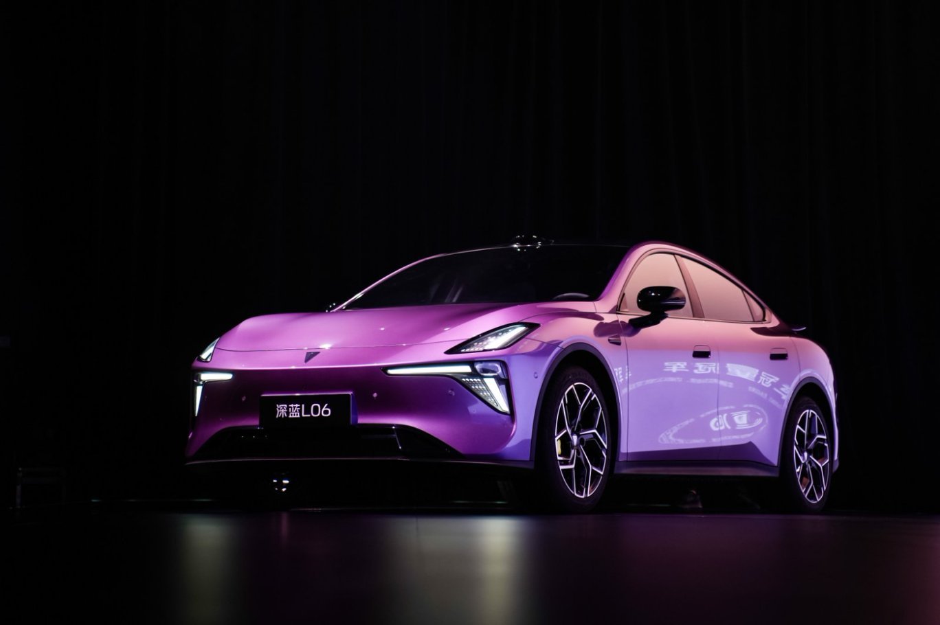 深蓝L06预售开启！定位“长续航磁流变激光智能轿跑”，专为年轻一代打造。新车搭载