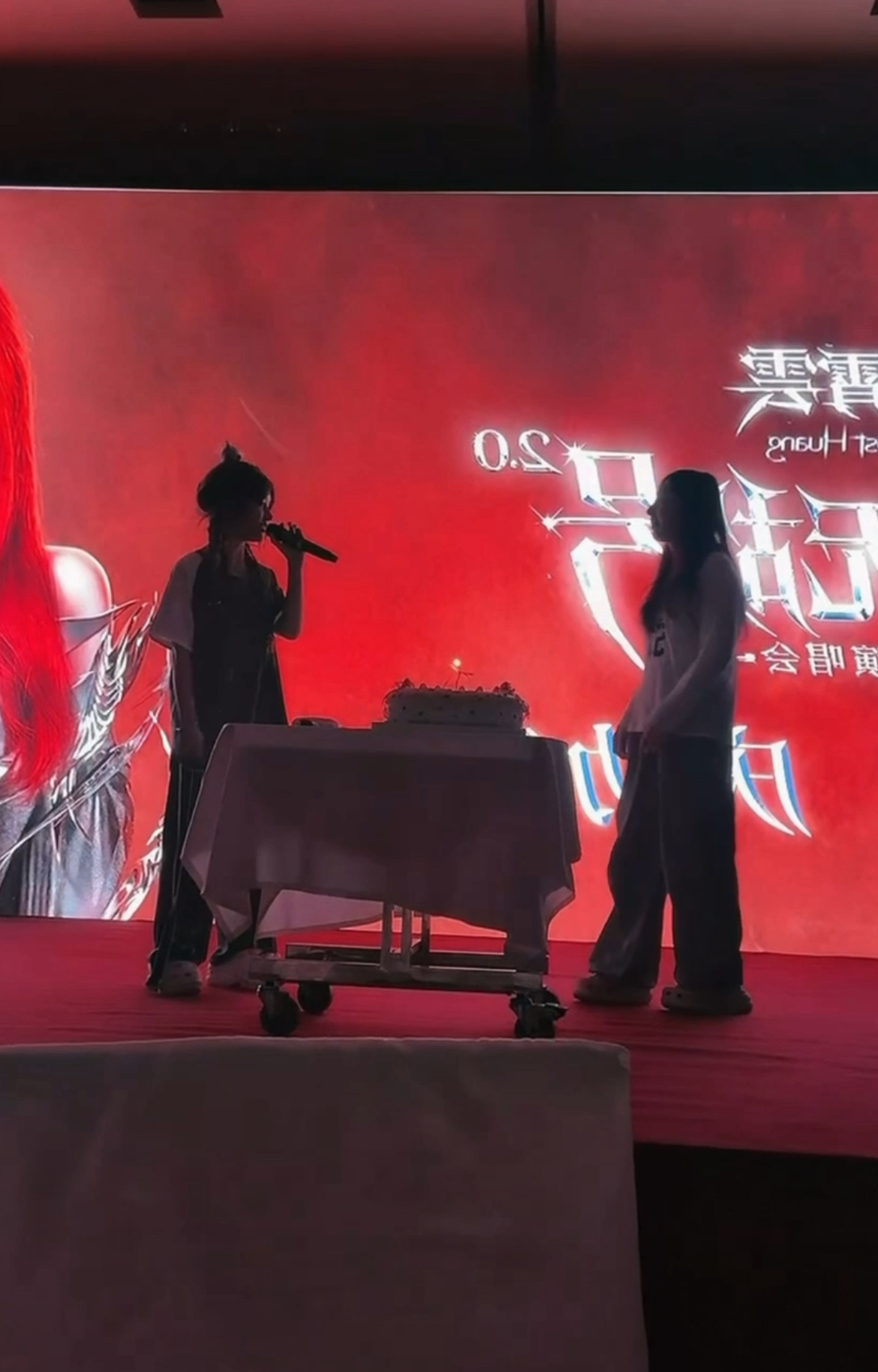 黄霄雲直播给工作人员庆生看完整个人心软软🥹直播直接关灯点蛋糕，卡着整点，黄霄雲