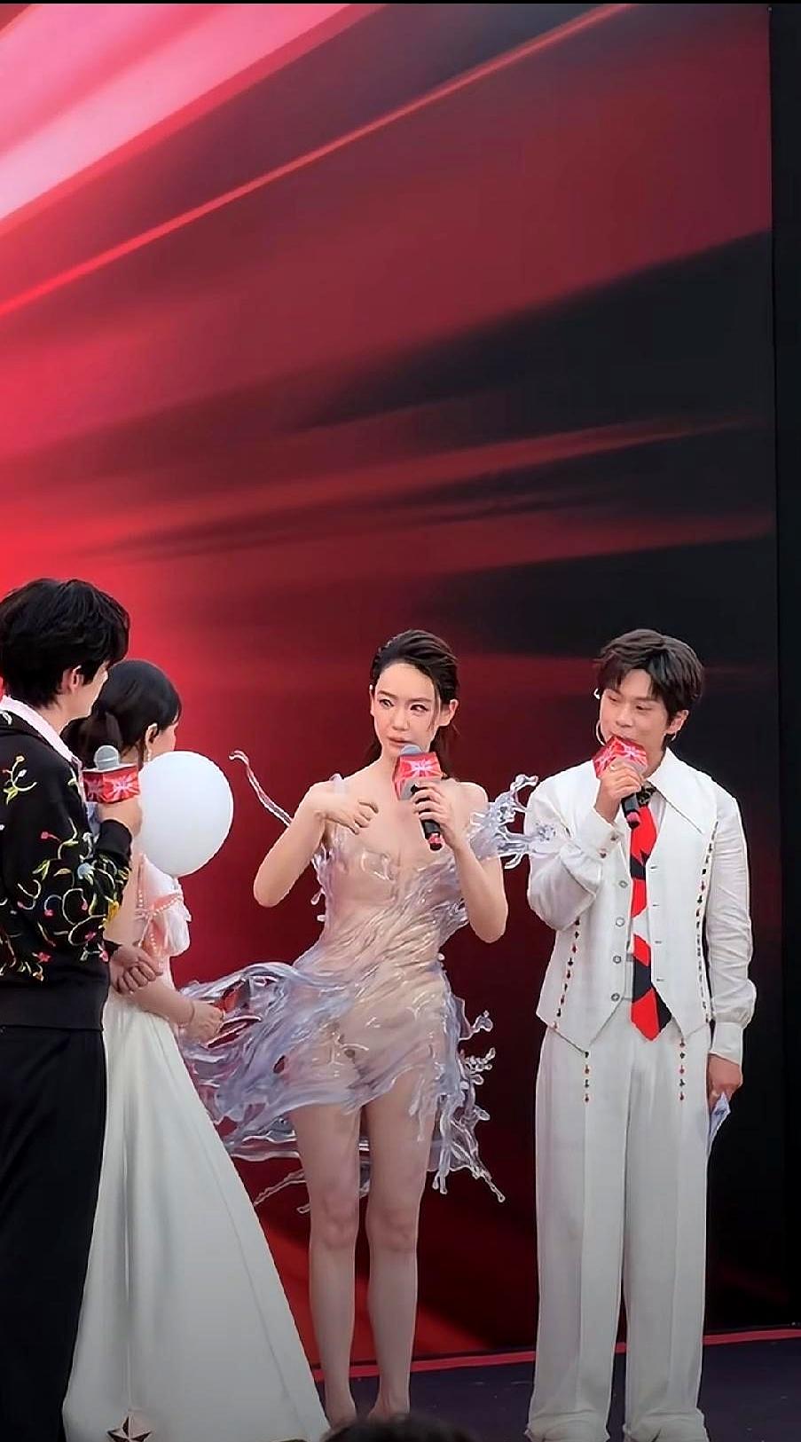 模特穿着那身3D打印水晶礼服一走出来，台下跟炸了锅似的，尖叫声震耳朵。
主持人手