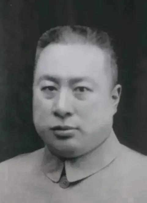1931年，日军逼近齐齐哈尔，40岁少将谢珂下令开库取出99挺机枪，有人拦他说督