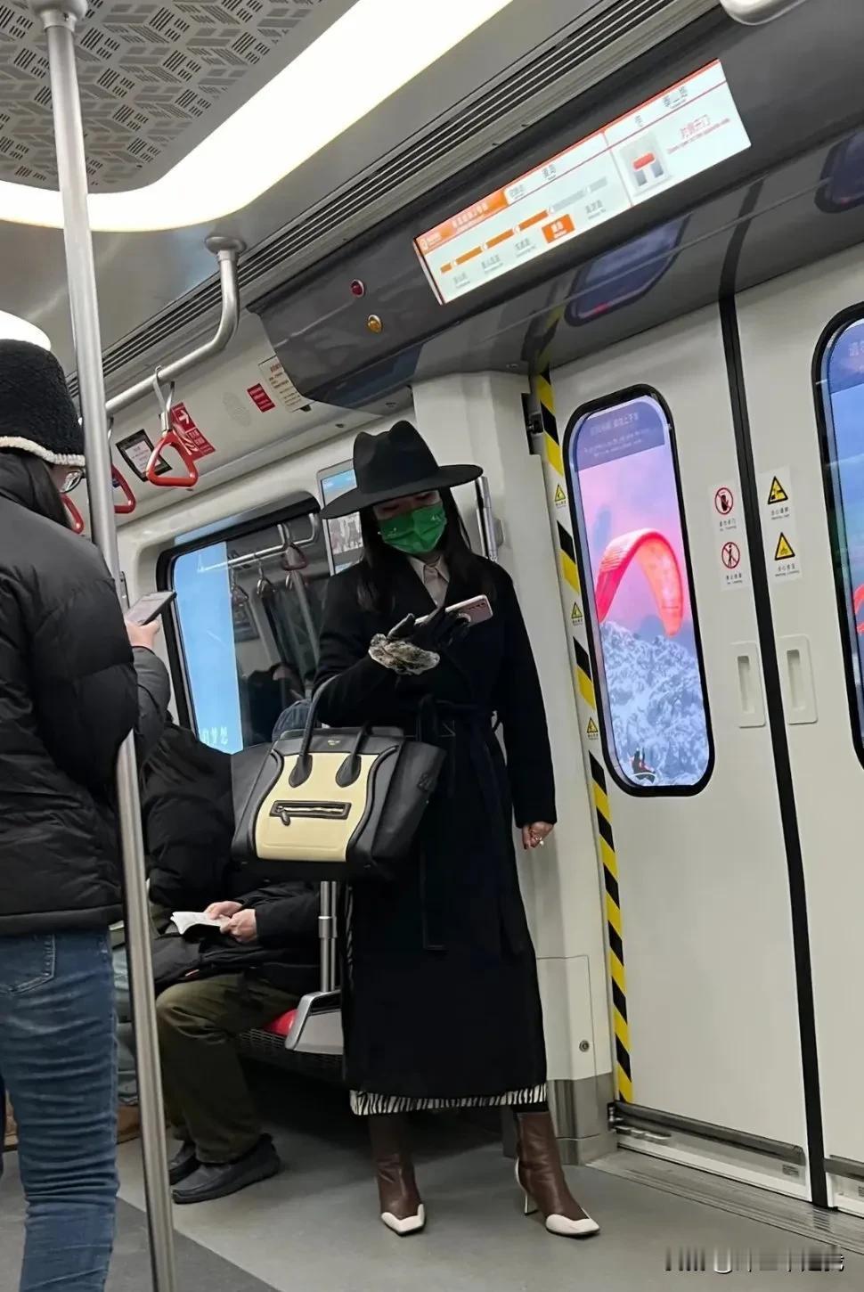 地铁上看到的，

这么穿搭时尚吗？ ​
