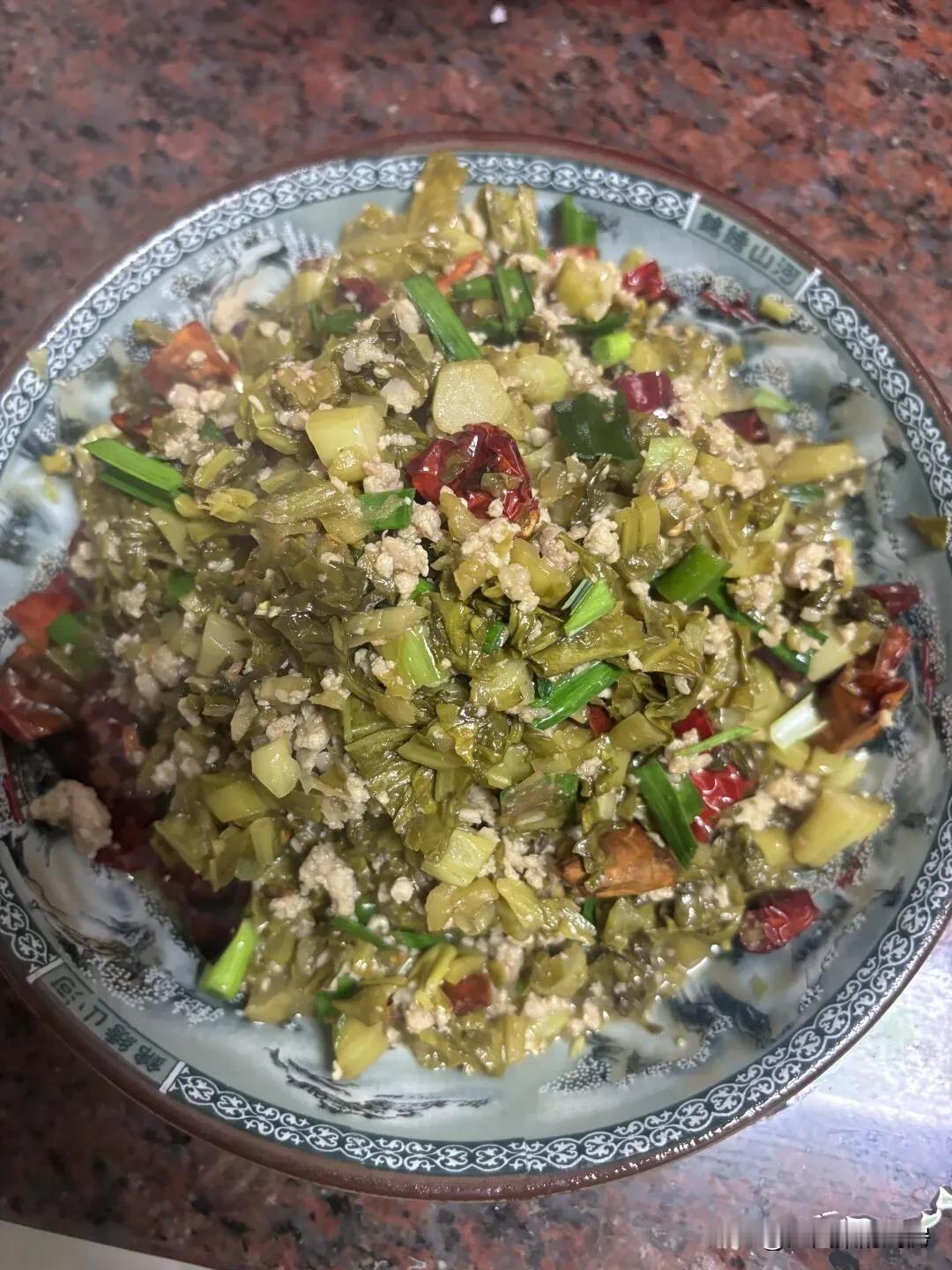 贵州人有自己的下饭菜，回家过年，炒冲菜+贵州火锅煮了超新鲜的菠菜，然后胡辣椒蘸水