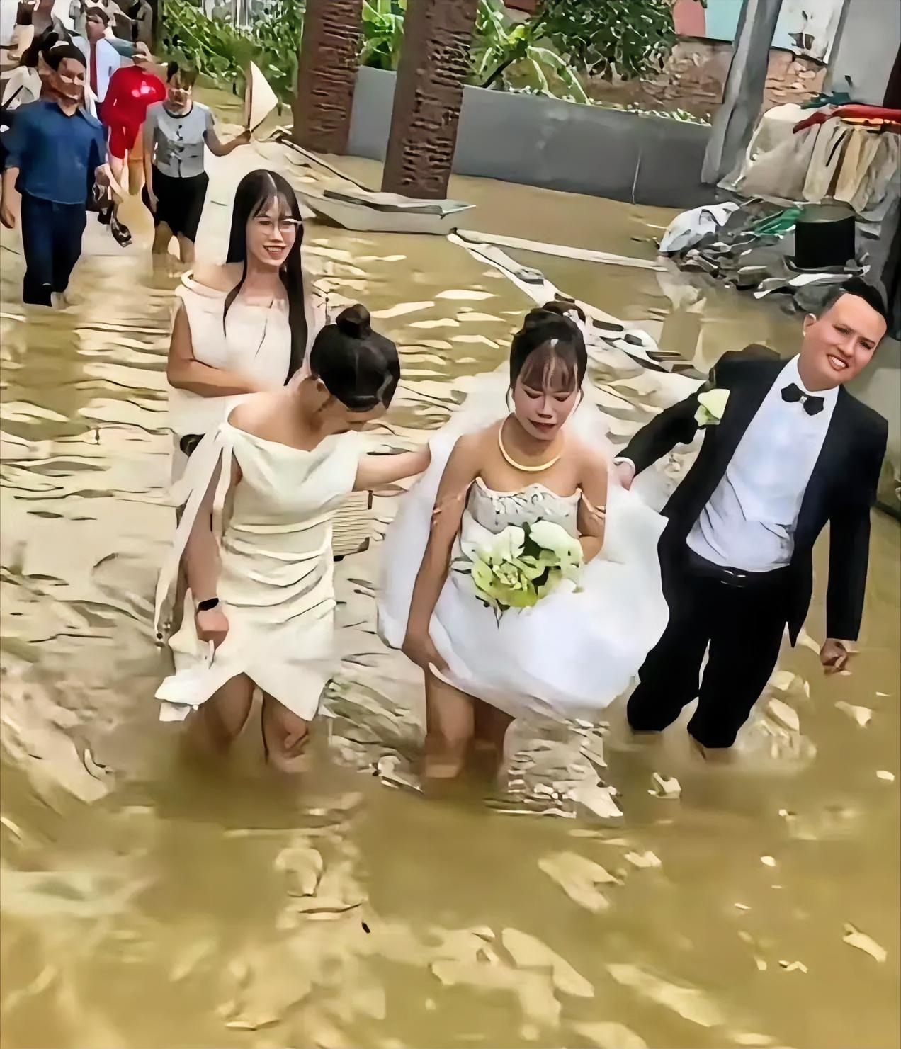 结婚时不看看天气吗，新娘明显很不开心了。 ​​​