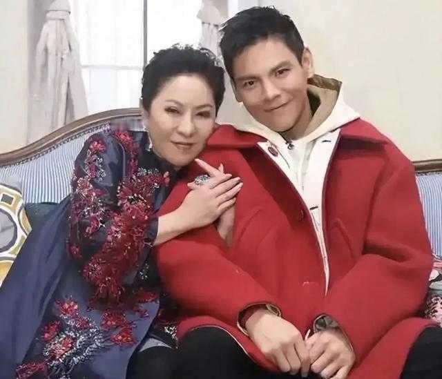 向佐怒怼向太，家庭失和直言本末倒置
向佐罕见怒怼向太，直言不堪家事本末倒置：人家