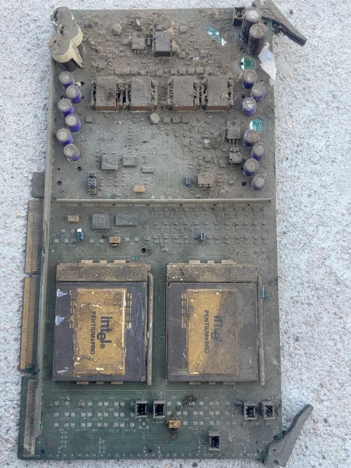 今天在广州鬼市花了20块钱淘了一块电路板；这个也不像是主板，有点像显卡，但是也不