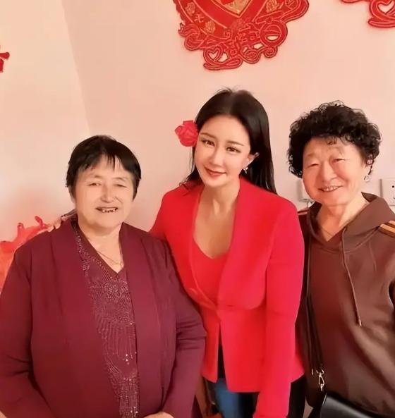 张暖雅，香港出来的艺人，最后却落根在山东农村，嫁了个本地小伙，儿子都生了。看她近