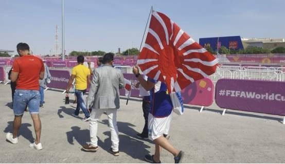 世界杯看台频频出现日本旭日旗世界杯看台再现“旭日旗”，日本球迷行为激怒亚洲，一边