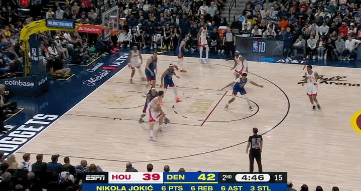 我的天！申京背身5秒违例！

现在的NBA联盟，能看到一次背身五秒违例也是不容易