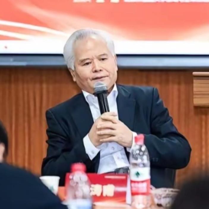 一百多年前的买办复活了，只是这回他们不贩鸦片，改贩“地缘理性”了，最扎眼的是啥？