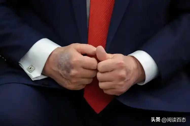 坚持25年每天超量服用阿司匹林，特朗普的身体远没有大家想的那么健康。
特朗普解释