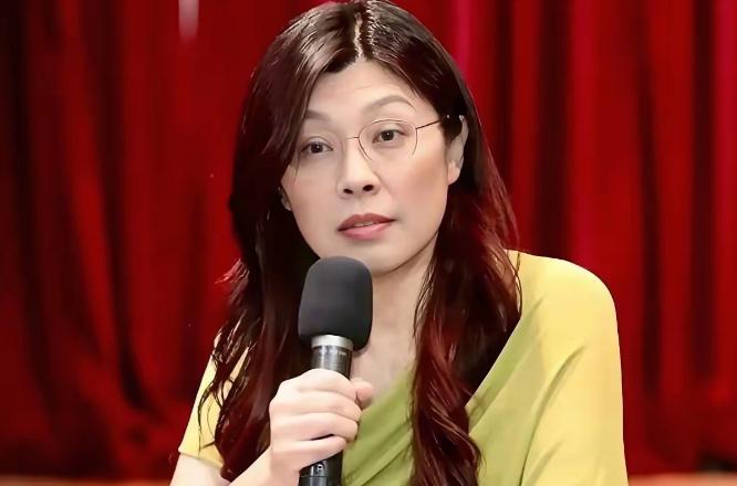 真是活见鬼了！带着大陆“十项新政”大礼包返台的郑丽文，民调居然跌到谷底仅剩23.