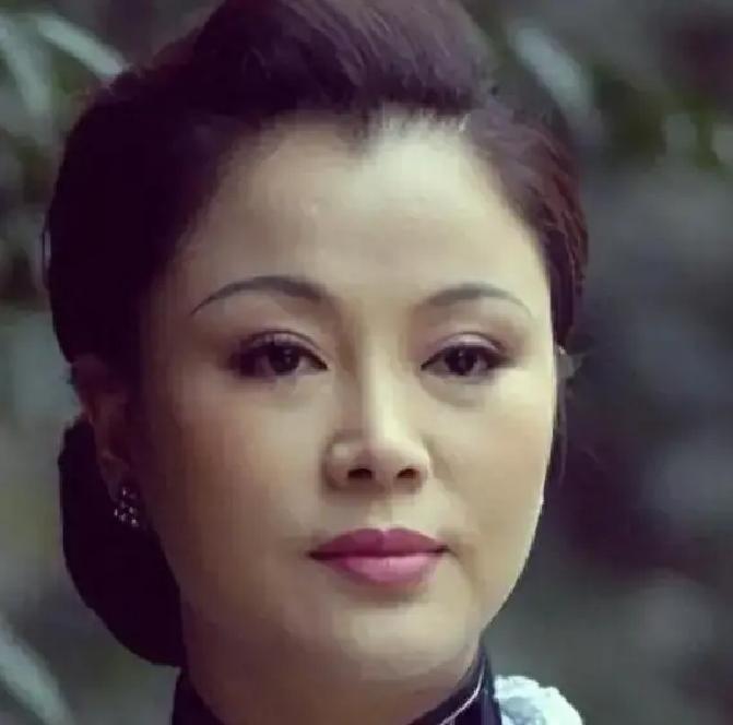 “一个女人得有多大的狠劲，才敢在产后第21天，一分钱不要，抱着刚满月的儿子直接净